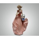 Статуэтка ''Девушка с корзиной''