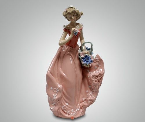 Статуэтка ''Девушка с корзиной''